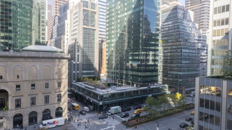 Предпазливостта на инвеститорите подкопава вложенията в имоти в света