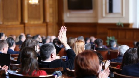 Парламентът окончателно отмени „златните паспорти“