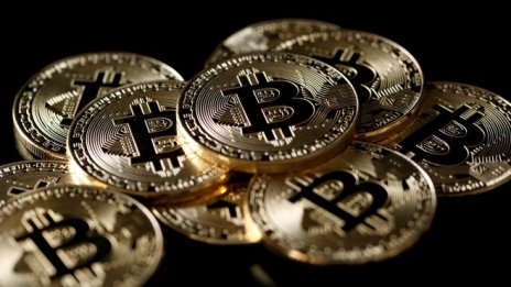 Цената на биткойна скочи над 12 000 долара