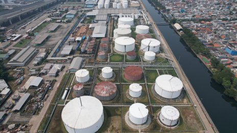 Цените на петрола се насочват към седмични спадове от 5%*