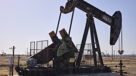 Опасенията за доставките тласкат цената на петрола нагоре*