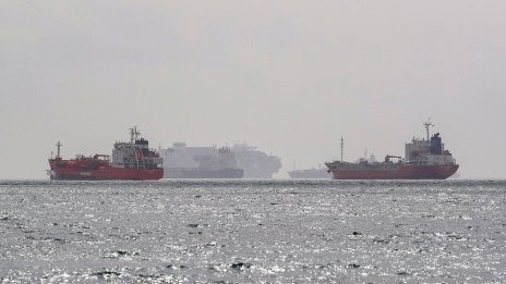 Прекачвания в открити води поддържат потока на петрол през Ормузкия проток