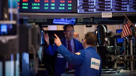 Рисковете около държавния дълг на САЩ помрачават седмичния старт на Wall Street*