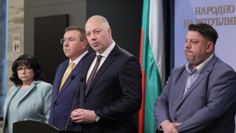 Правителството ще преразгледа заплатите в публичния сектор, осигуровките и данък дивидент