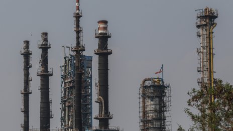 Goldman Sachs очаква сериозно пренасищане на петролния пазар през 2025 и 2026 г.