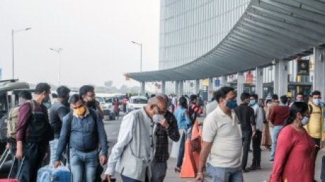 Задължителни ваксини срещу COVID-19 за пътуване ще убият сектора