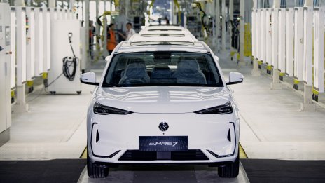 Китай тласка своята автомобилна индустрия към колапс