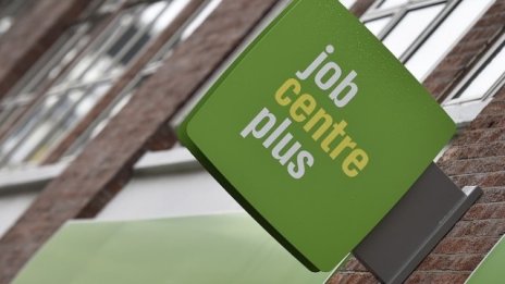 Безработицата във Великобритания пада под 5% за първи път от 2005 г.