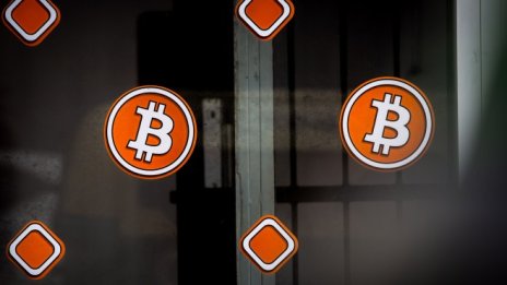 Биткойнът поевтиня до над двуседмично дъно