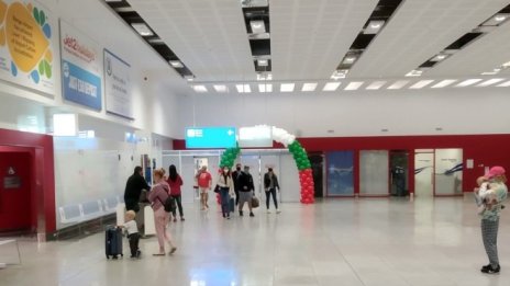 Празнично посрещнаха първите за сезона полети на "България Еър" до Бургас