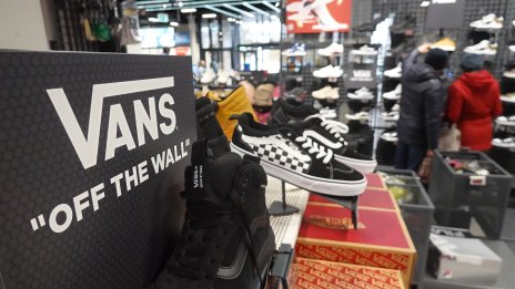 Компанията майка на кецовете Vans изненада положително с прогнозите си заради силно търсене