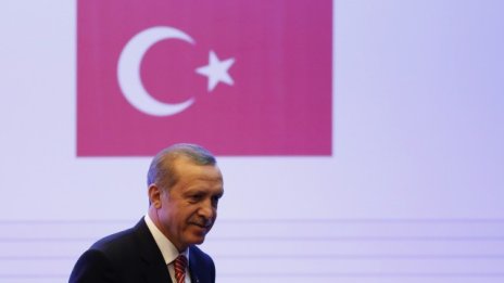 Натискът на Ердоган върху централната банка заплашва Турция с валутна криза