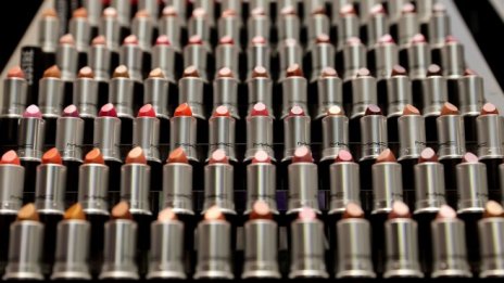 Новите козметични придобивки на Estee Lauder подкрепят финансовите й резултати 