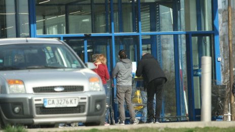 Големите нехранителни магазини отворят, но при намалена площ