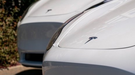 Tesla спря актуализираната бета версия на софтуера FSD ден след пускането ѝ