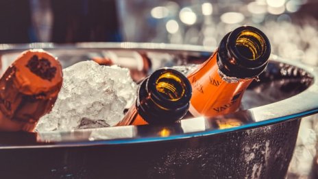 Хората отново празнуват, Шампан ликува