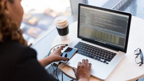 Около 1900 са незаетите позиции за back-end програмисти в България