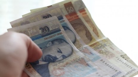 Разходите за труд леко забавят ръста си в началото на годината