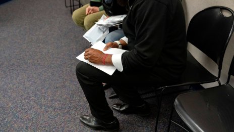 Молбите за помощи при безработица в САЩ намаляват повече от очакваното