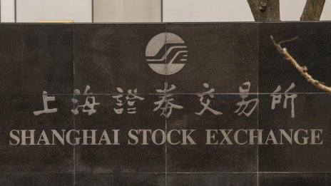 Китайският фондов пазар понесе удар, но не е в криза