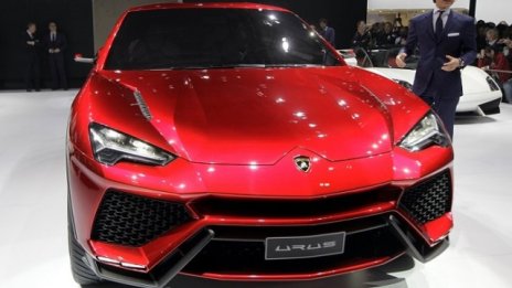 Джипът на Lamborghini се прицели в дамите