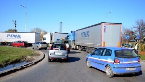 Превозвачи затвориха четири гранични пункта за два часа