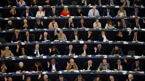 Дясноцентристите остават водеща политическа сила в Европарламента след изборите