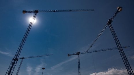 Разрешенията за строеж и започнатите жилищни сгради намаляват към края на март