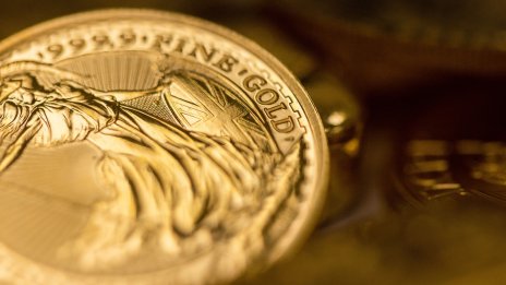 Златото поскъпна над 2 хил. долара за първи път от година