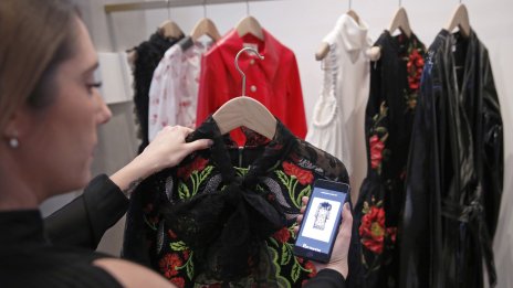 Гигантът в онлайн търговията Coupang купува Farfetch