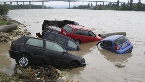 Премийните приходи на застрахователите спадат с 8,6% на месечна база