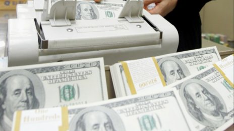 Доларът продължава да потъва, достигайки 3-седмично дъно