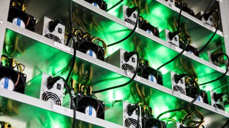 Доходността от копаене на биткойни стигна рекордно дъно през август