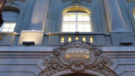 Швейцария очаква постепенен спад на франка след скока от 15%