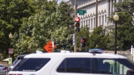 Мъж, заподозрян в бомбена заплаха близо до Капитолия, се предаде на полицията