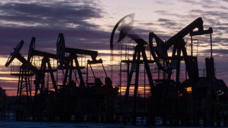 Петролът поскъпва, но вносът на Китай и протоколите на Фед очертават седмичен спад*