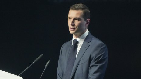 Потенциалното противопоставяне между президент и премиер може да хвърли Франция в хаос