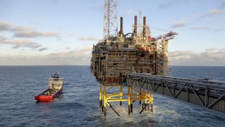 Петролът се търгува със спадове в очакване на данни за нефтените платформи в САЩ