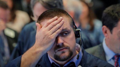 Dow продължи своя срив с още 458 пункта