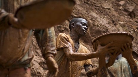 Смартфони, но благодарение на експлоатацията на деца