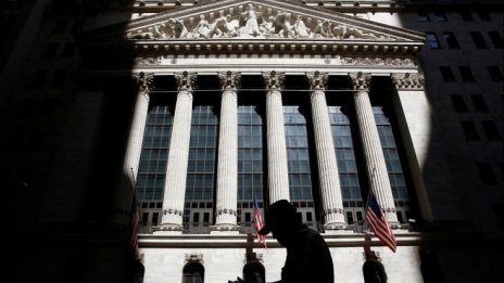 Индексът Dow Jones се понижава с над 100 пункта*