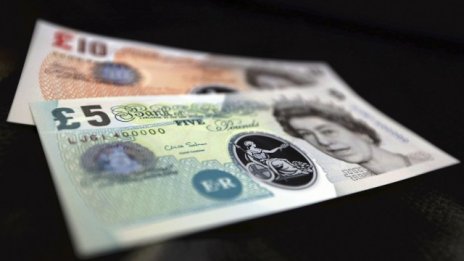 Паундът поевтиня и за кратко проби границата от 1,300 долара за паунд