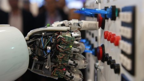 Компаниите наемат писатели и поети, за да работят с изкуствен интелект