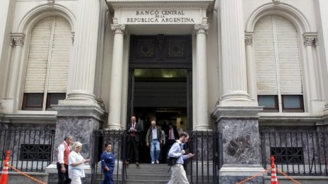 Защо Аржентинската централна банка увеличи лихвите три пъти за осем дни?