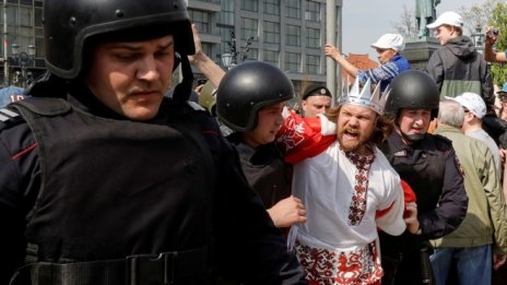 Навални и над 1000 души са арестувани на антиправителствени протести в Русия