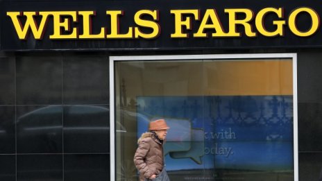 Тежките юридически спорове свиха наполовина печалбата на Wells Fargo