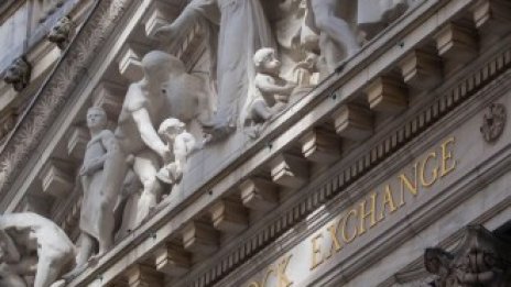 S&P 500 приключи възходяща седмица близо до рекордния си връх