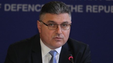 Министърът на отбраната: 99% от обществените поръчки са без конкурс