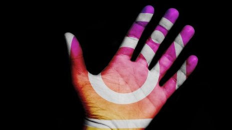 Instagram също ще позволи свалянето на копие с данните ни