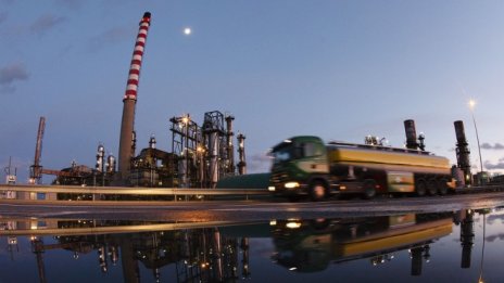 Цената на петрола достигна 30-месечен връх